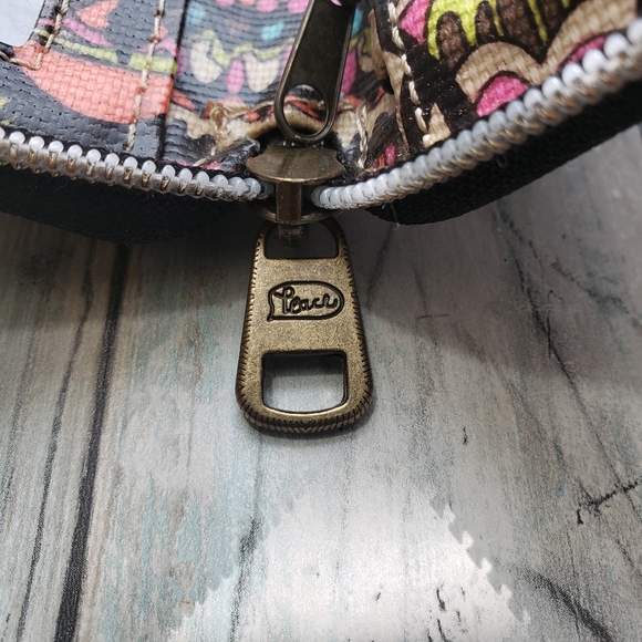 Sakroots Crossbody Wallet. - Picture 11 of 16